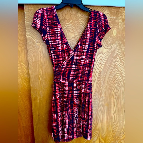 Short Sleeve XS Tart V-Neck Red & Black Pattern Dress - Picture 1 of 4